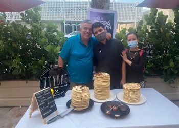 Joven venezolano rompe Récord Guinness al elaborar la torre de arepas más alta del mundo