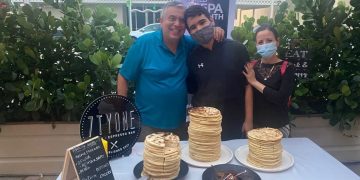 Joven venezolano rompe Récord Guinness al elaborar la torre de arepas más alta del mundo