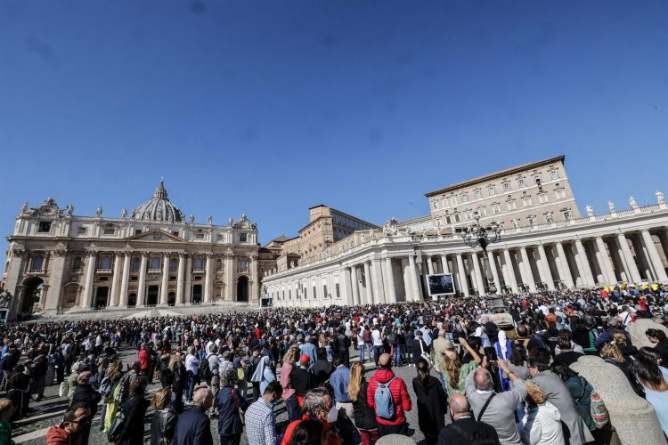 Decenas de fieles siguen el rezo del Ángelus del papa Francisco en la Plaza de San Pedro del Vaticano, en una imagen e archivo. EFE/EPA/GIUSEPPE LAMI