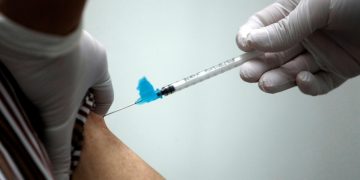 La combinación de vacunas contra la covid es efectiva, según un estudio