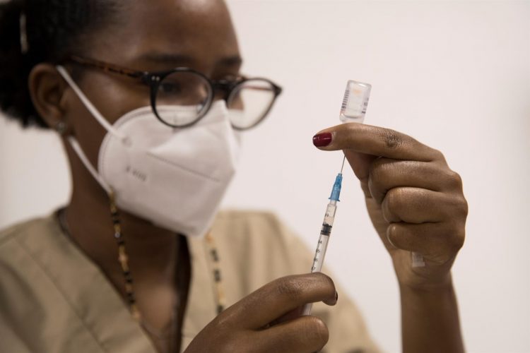 Una enfermera se prepara para aplicar la dosis de la vacuna Sinovac en Santo Domingo (República Dominicana), en fotografía de archivo. EFE/ Orlando Barría