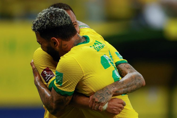 Gabriel Barbosa 'Gabi' (i) de Brasil celebra un gol con Neymar hoy, durante un partido por las eliminatorias sudamericanas entre Brasil y Uruguay para el Mundial de Catar 2022, en el estadio Arena da Amazonia en Manaus (Brasil). E