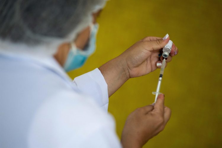 Fotografía de archivo de una enfermera mientras prepara una dosis de la vacuna china Sinopharm en Caracas (Venezuela). EFE/ Rayner Peña R