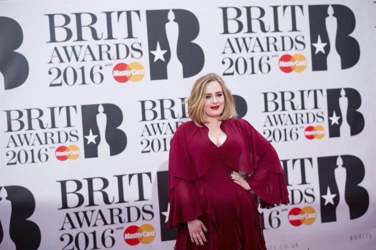 La cantante británica Adele posa a su llegada a unos premios. EFE/Andrew Cowie
