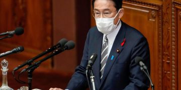 El primer ministro nipón da marcha atrás en sus políticas fiscales tras la bajada bursátil