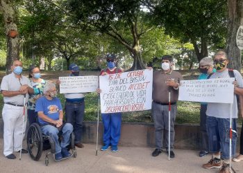 Huecos, obstáculos y falta de semáforos sonoros dificultan el tránsito de personas invidentes en San Cristóbal