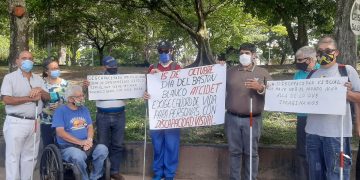 Huecos, obstáculos y falta de semáforos sonoros dificultan el tránsito de personas invidentes en San Cristóbal