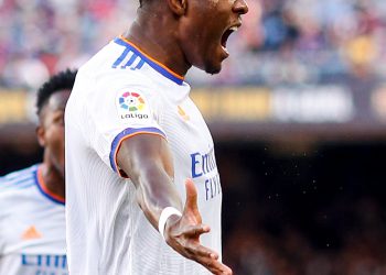 El Clásico español se pintó de blanco en el Camp Nou