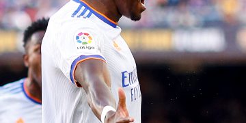 El Clásico español se pintó de blanco en el Camp Nou