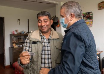 Comienza la entrega de las tarjetas que regulan la situación de los venezolanos en Colombia