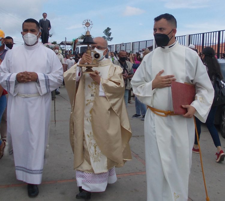 Monseñor Jorge Villasmil Torres y sacerdotes presidieron con la reliquia del Beato, la procesión del Santuario al lugar donde se ofició la misa