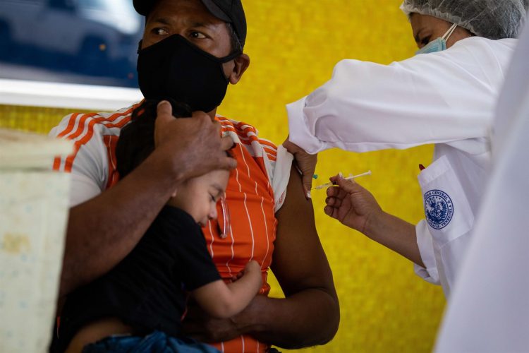 Una enfermera inyecta una dosis de la vacuna china Sinopharm, en Caracas (Venezuela), en una fotografía de archivo. EFE/ Rayner Peña