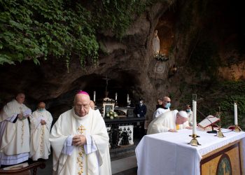 El papa a los jóvenes: «Son quizás la última generación que puede salvarnos»