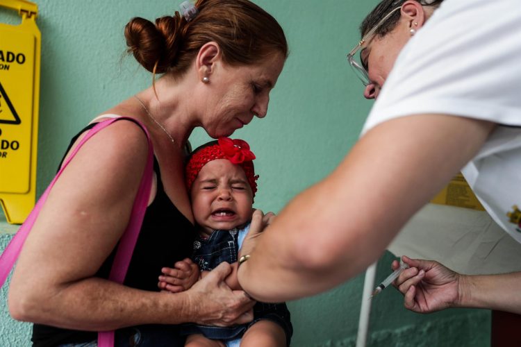 Fotografía de archivo de una bebé recibe la vacuna contra la fiebre amarilla en Caracas, Venezuela. EFE/Fernando Bizerra Jr.
