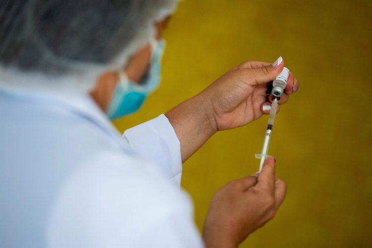 Una enfermera prepara una dosis de la vacuna china Sinopharm en Caracas (Venezuela), en una fotografía de archivo. EFE/ Rayner Peña R