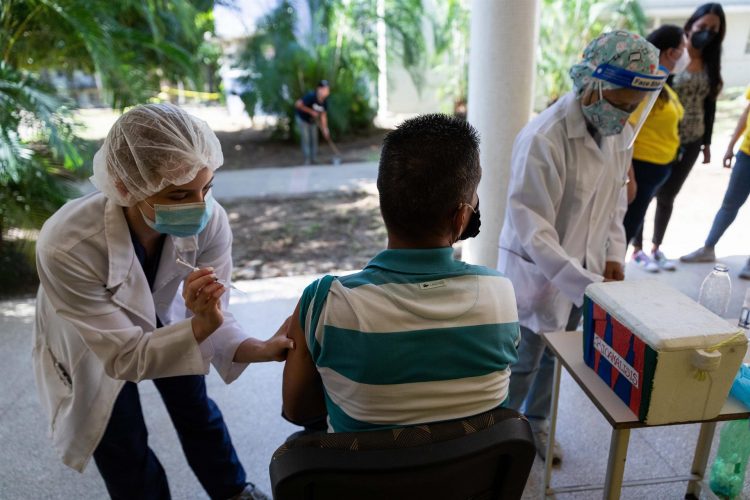Fotografía de archivo tomada el 14 de septiembre en la que se registró a una enfermera al inyectar una dosis de una vacuna contra la covid-19, en Caracas (Venezuela). EFE/Rayner Peña