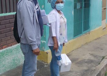 La vacuna contra la pandemia anda de casa en casa en la Panamericana