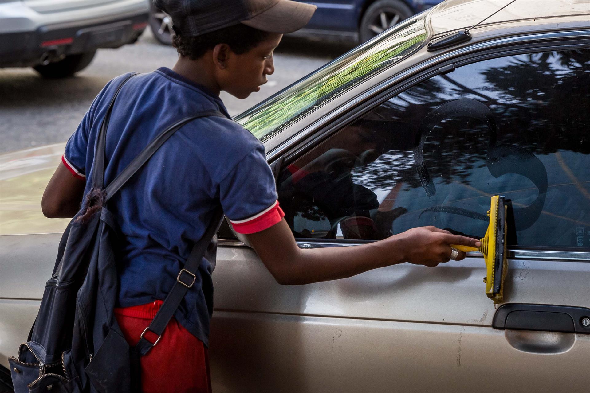 Niños venezolanos, obligados a trabajar en las calles para sobrevivir ...