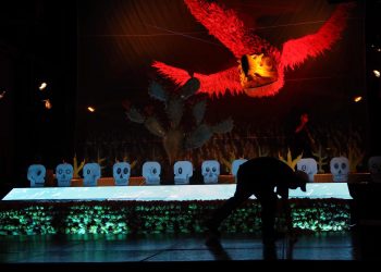 Ciudad de México se viste de ofrendas y cráneos para recibir a sus difuntos