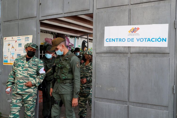 Autoridades asisten a un simulacro electoral hoy, en Caracas (Venezuela). EFE/Miguel Gutiérrez