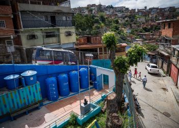 El agua de lluvia que calma la sed en las escuelas de Venezuela
