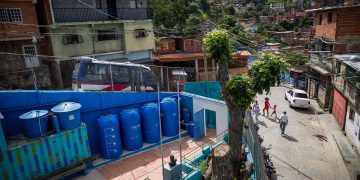 El agua de lluvia que calma la sed en las escuelas de Venezuela
