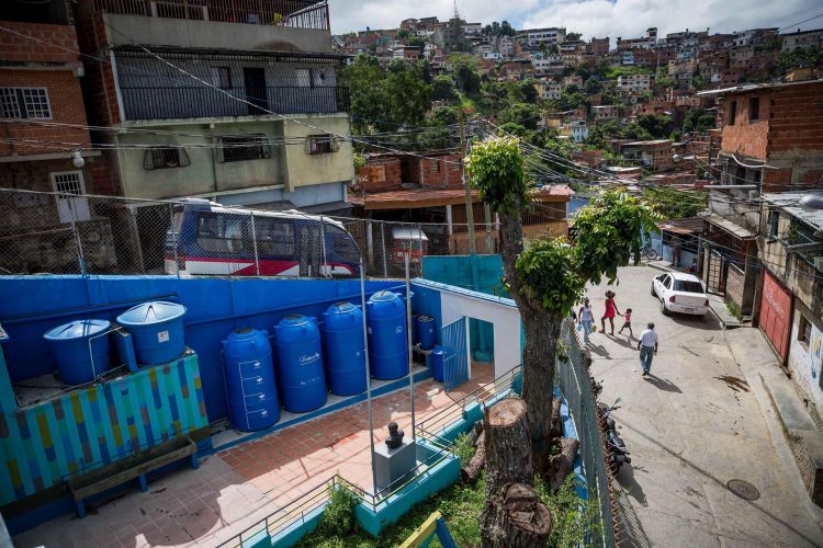 Fotografía de tanques y filtros de agua de lluvia en la entrada de una escuela, el 10 de octubre de 2021, en Caracas (Venezuela). EFE/ Miguel Gutiérrez