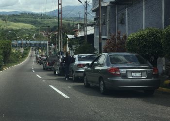 Colas para gasolina afectan a habitantes de comunidades aledañas a las estaciones de servicio