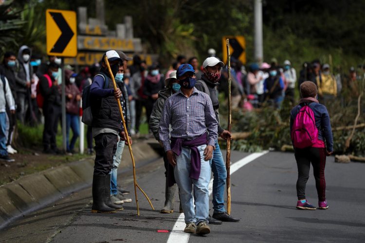 Indígenas de las comunidades de Cusubamba bloquean una carretera al norte de la ciudad durante una jornada de protestas contra el Gobierno, hoy, en Quito (Ecuador). EFE/José Jácome