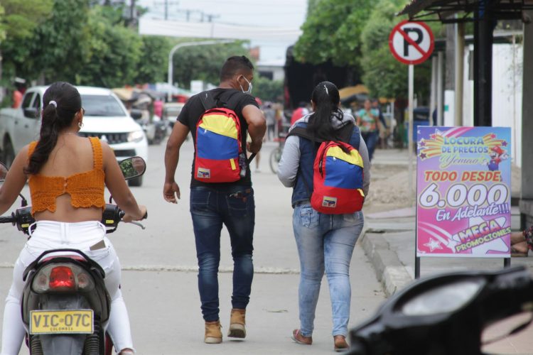 Fotografía de archivo, tomada el pasado 25 de marzo, en la que se registró a una pareja de migrantes venezolanos al recorrer una de las calles de Arauquita (Departamento de Arauca, Colombia). EFE/Jebrail Mosquera