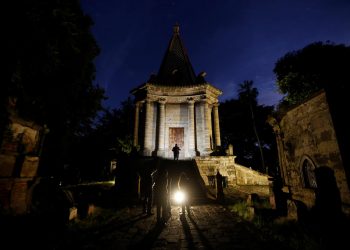 Cementerio bicentenario en México ofrece tenebrosos paseos nocturnos