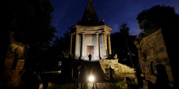 Cementerio bicentenario en México ofrece tenebrosos paseos nocturnos