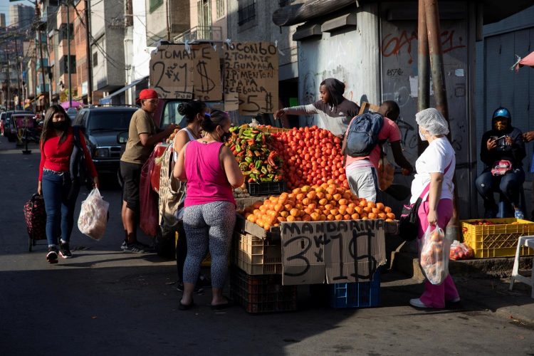 Vista de una venta de alimentos en una calle de Caracas, Venezuela, en una fotografía de archivo. EFE/Rayner Peña R