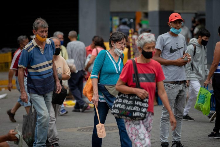 Transeúntes caminan por una calle el 19 de octubre de 2021, en Caracas (Venezuela). EFE/Miguel Gutierrez