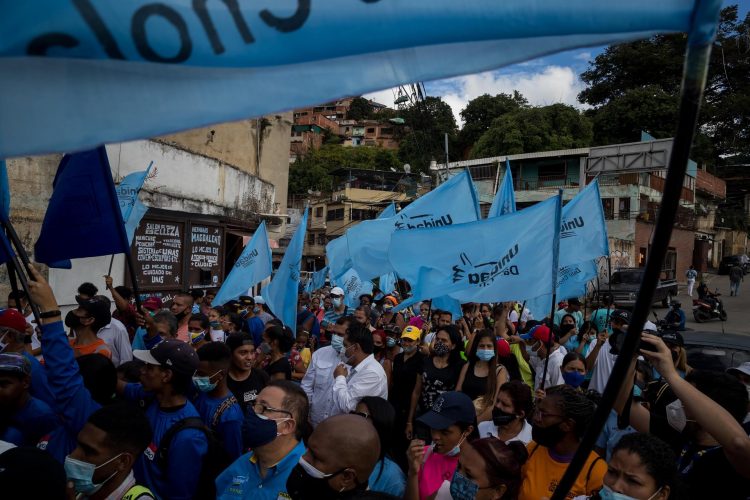 Un grupo de personas adeptas al bloque opositor al gobierno nacional, participa en el inicio de campaña electoral hoy en Caracas (Venezuela). La campaña electoral que se inició hoy se extenderá hasta el próximo 18 de noviembre, tres días antes de que se celebren los comicios en los que se elegirán a 23 gobernadores, 335 alcaldes, 253 legisladores a los Consejos Legislativos y 2.471 concejales. EFE/MIGUEL GUTIERREZ