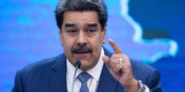 Maduro dice que evaluará el futuro del diálogo con la oposición tras el caso Saab