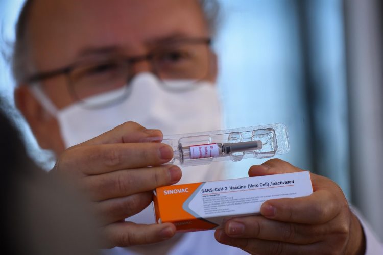 Fotografía de archivo en la que se registró de un médico al mostrar una dosis de la vacuna Sinovac contra la covid-19, en el Hospital Universitario de Brasilia (Brasil). EFE/Andre Borges