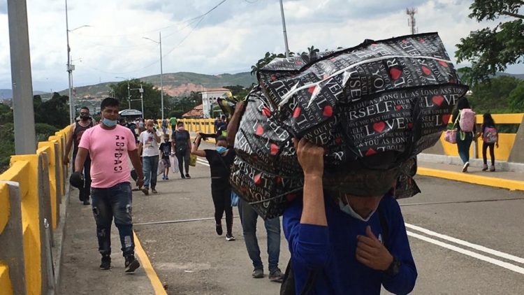 Venezolanos continúan en proceso de adaptación  para el cruce peatonal de frontera