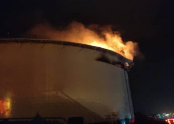 Se incendió uno de los tanques de refinería El Palito, tras «caída de un rayo»