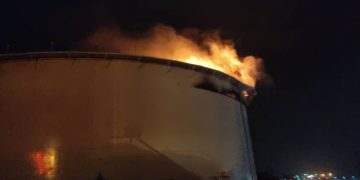 Se incendió uno de los tanques de refinería El Palito, tras «caída de un rayo»