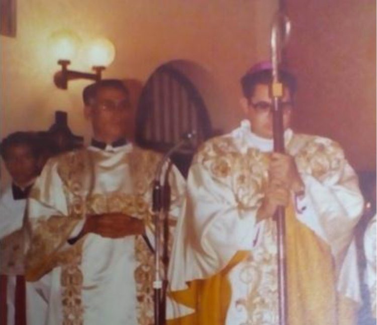 El Padre Espinosa a la izquierda junto al Obispo Vicente Hernández Peña
