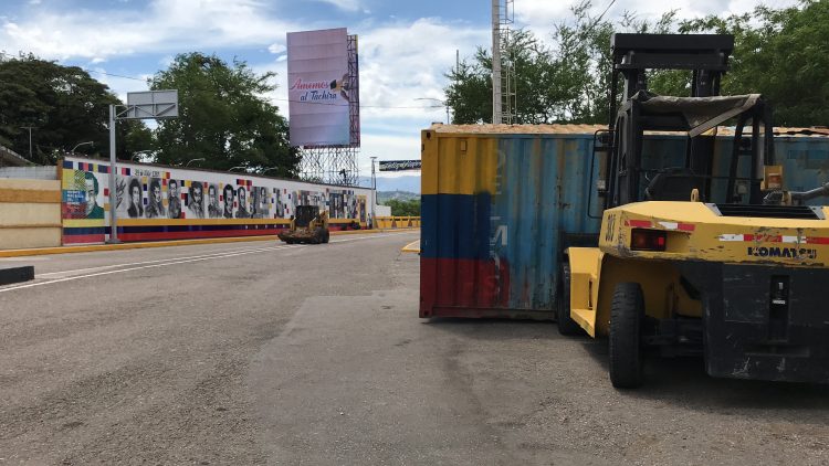 Tres contenedores fueron retirados del lado venezolano del Puente Internacional Simón Bolívar. Mariana Duque