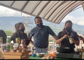 Curso de cocina regaló supermercado Garzón a clientes de San Cristóbal
