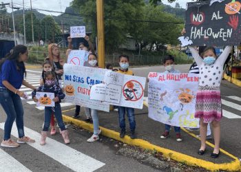 Protestan en San Cristóbal contra celebración de Halloween por considerar que es tributo al demonio
