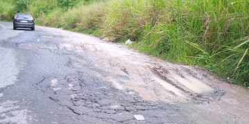 Vía La Arboleda en total abandono entre huecos y basura desbordada