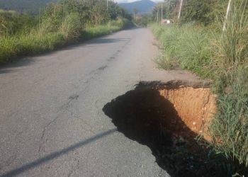 Habitantes de Chejendé denuncian que vía de acceso está a punto del colapso por enorme hueco