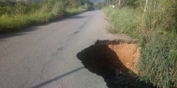 Habitantes de Chejendé denuncian que vía de acceso está a punto del colapso por enorme hueco
