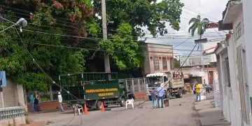 Camiones de carga tumbaron cables afectando servicios en varias viviendas