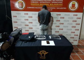 Conas captura a hombre con dos panelas de drogas