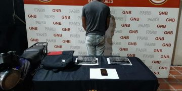 Conas captura a hombre con dos panelas de drogas